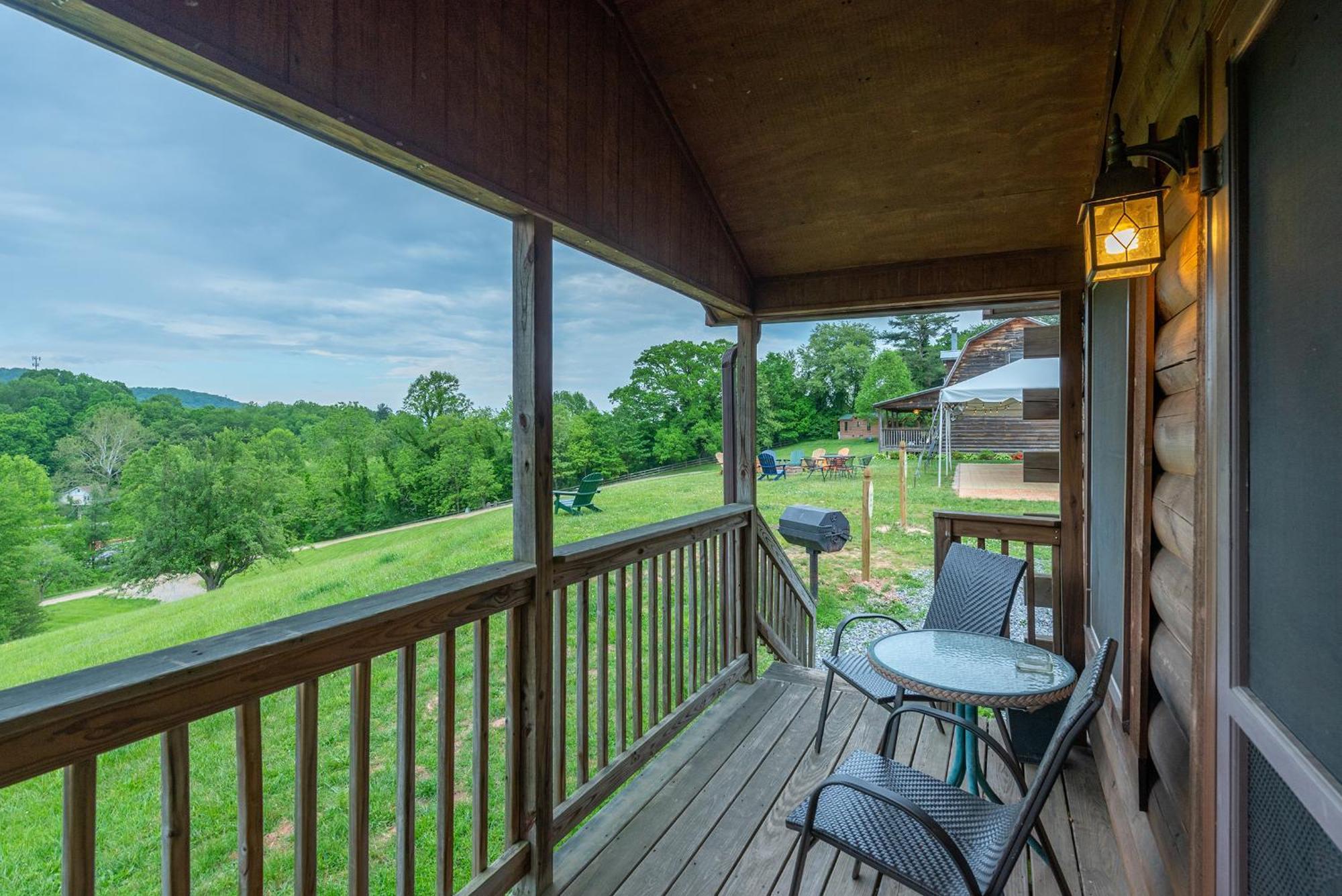 Engadine Inn And Cabins Candler Exterior photo