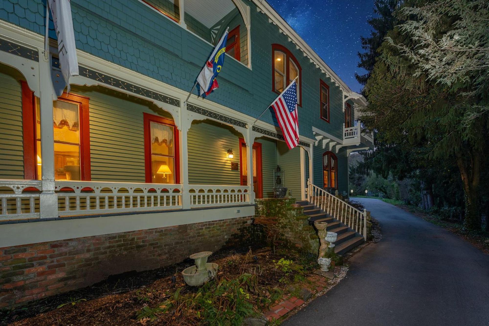Engadine Inn And Cabins Candler Exterior photo